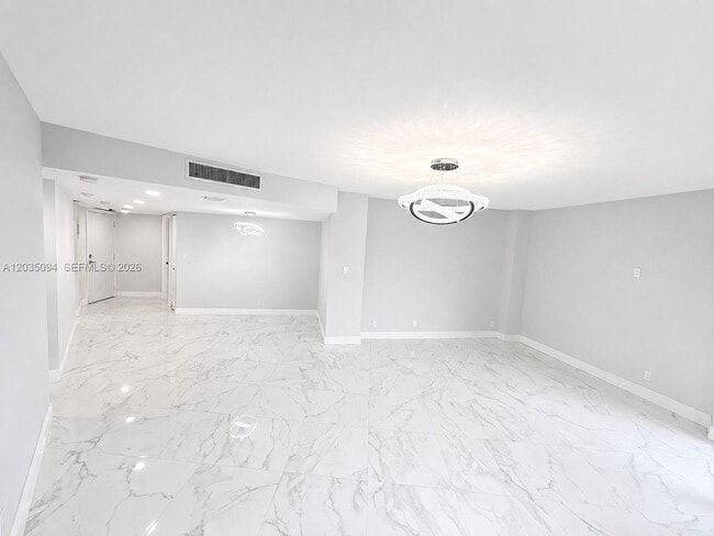 Photo - 3301 N Country Club Dr Unidad 305