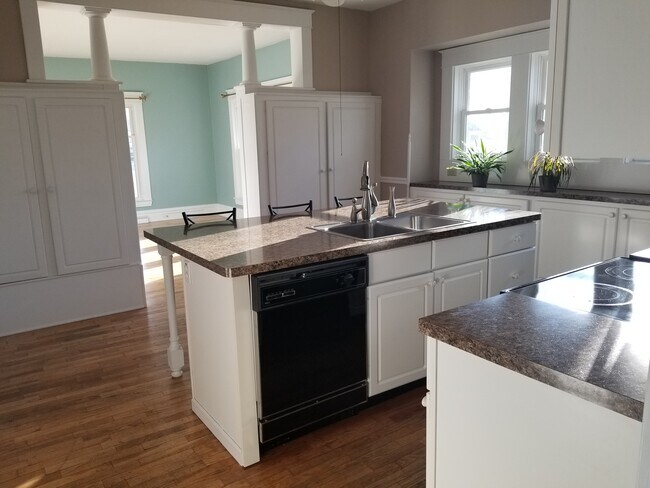 Kitchen - 134 W Spruce St Unit Lower
