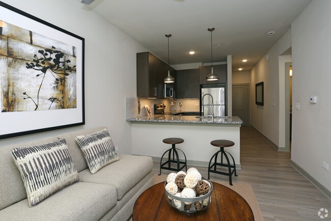 Photo - 700 E Algonquin Rd