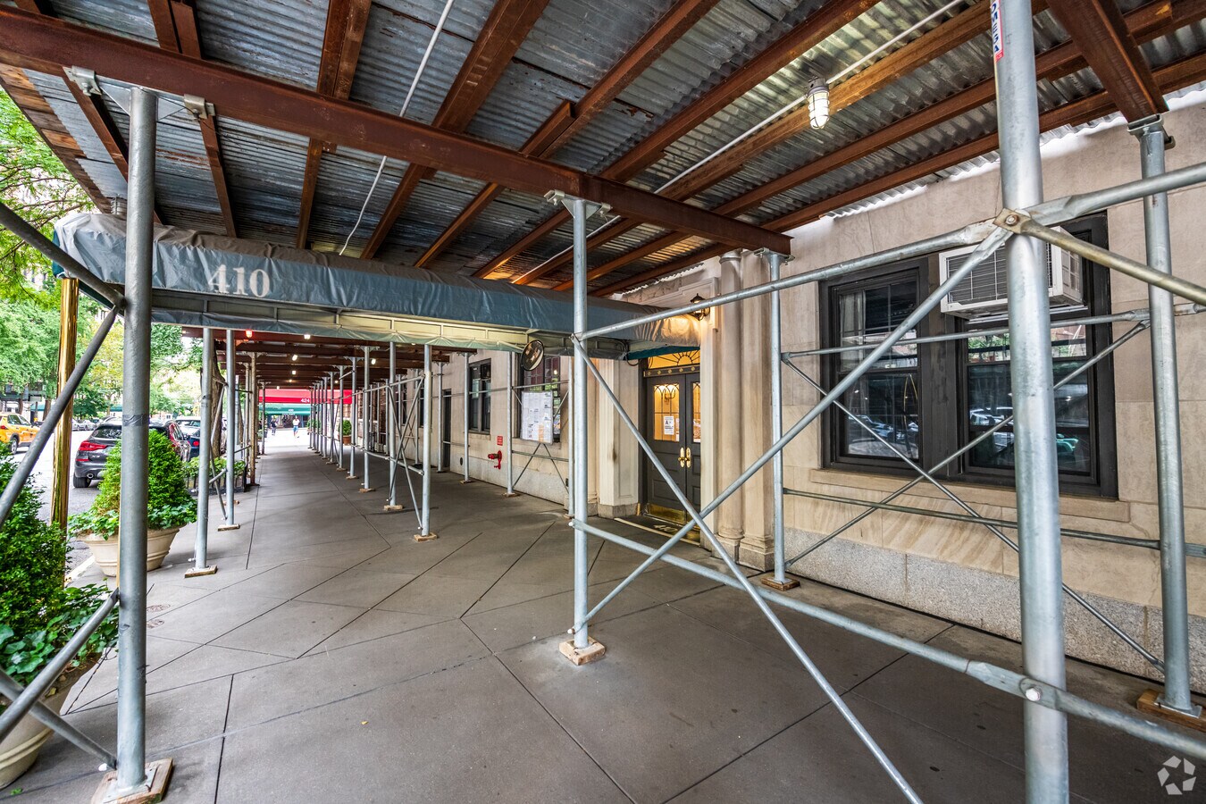 Photo - 410 E 57th St