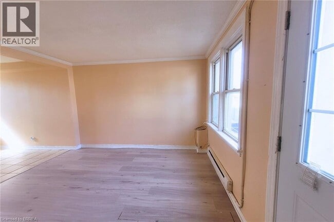 Photo - 301 Campbell St