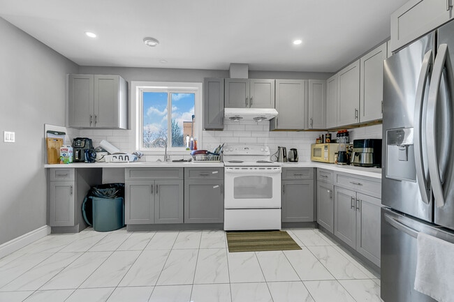 Photo - 652 Bridge Av