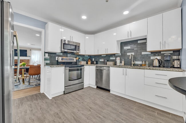 Photo - 586 Saint James Walk SE