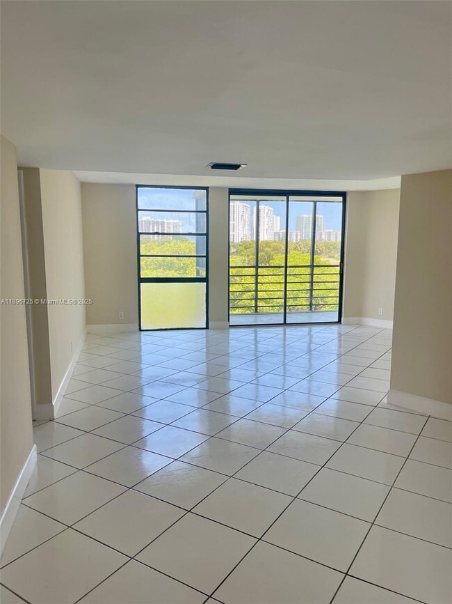 Photo - 20400 W Country Club Dr Unidad 608