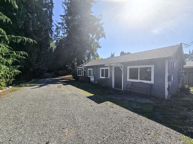 Building Photo - Charming Studio Rental