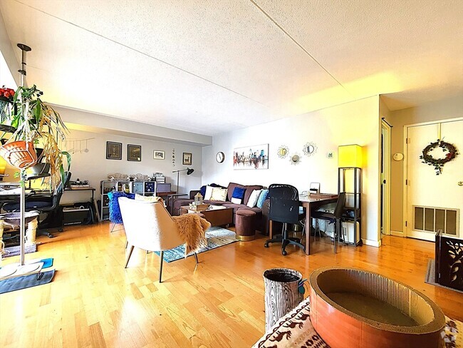 Building Photo - 1243 Beacon St Unit 2D Rental