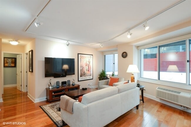 Photo - 211 E Ohio St Unidad 816