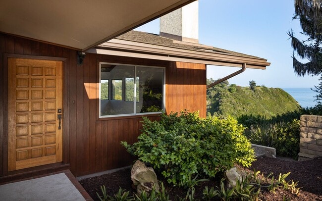 Photo - Coastal cottage in prime location and exceptional views!