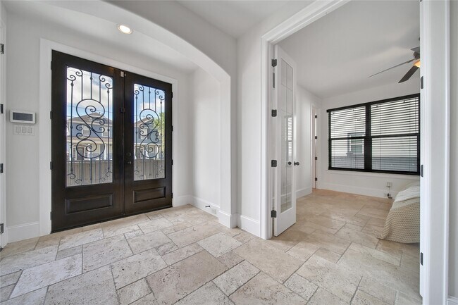 Photo - 2301 Couch St