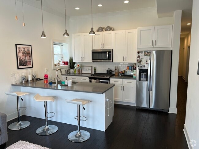 Building Photo - 161 W Schiller St Unit 3 Rental