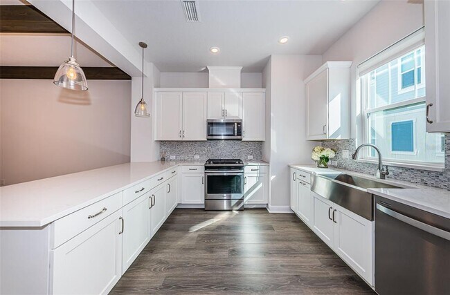 Photo - 815 Burlington Ave N