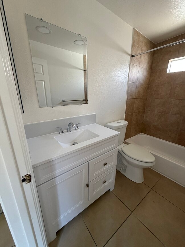 Photo - 654 W 21st St