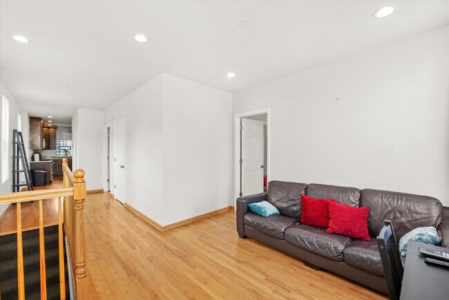 Photo - 624 S Oakley Blvd Unit 2
