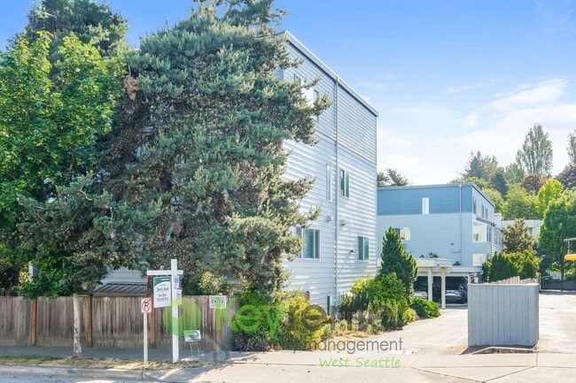 Building Photo - Comfort and Style in the Heart of Seattle Unit B-8