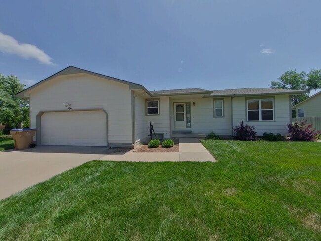 Building Photo - 650 S Highland Dr