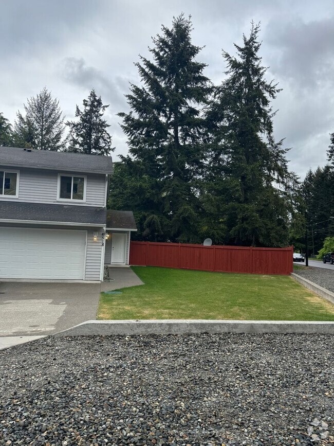 Building Photo - Spacious 3-Bed Duplex Retreat in Tacoma: 1... Rental