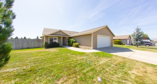 Open Floor Plan Home with Large Fenced Yard - Open Floor Plan Home with Large Fenced Yard
