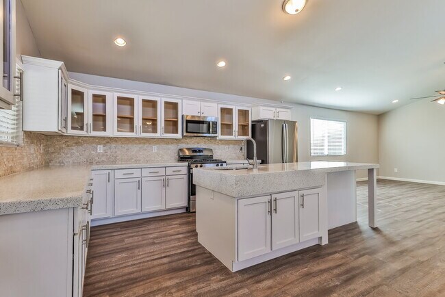 Photo - 825 W 19th St