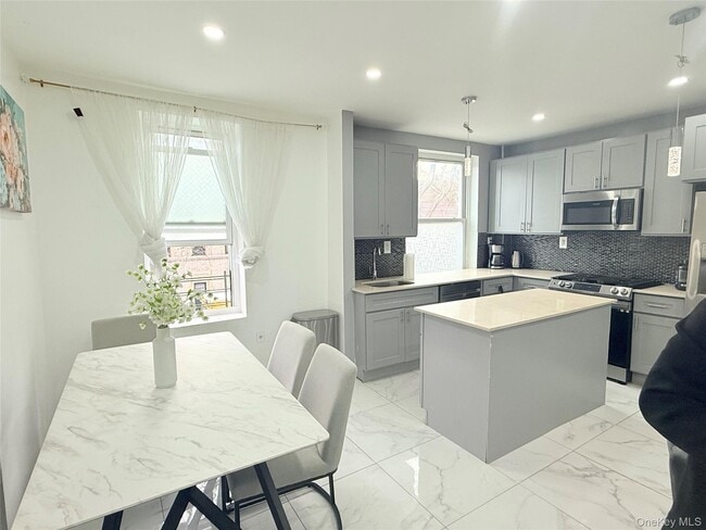 Building Photo - 220 Rogers Ave Unit Floor 2