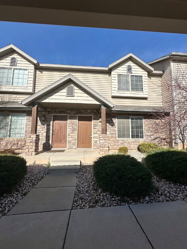 "Charming 3-Bed Townhouse in Cedar City – Spacious 1365 Sq Ft with 2.5 Baths!"