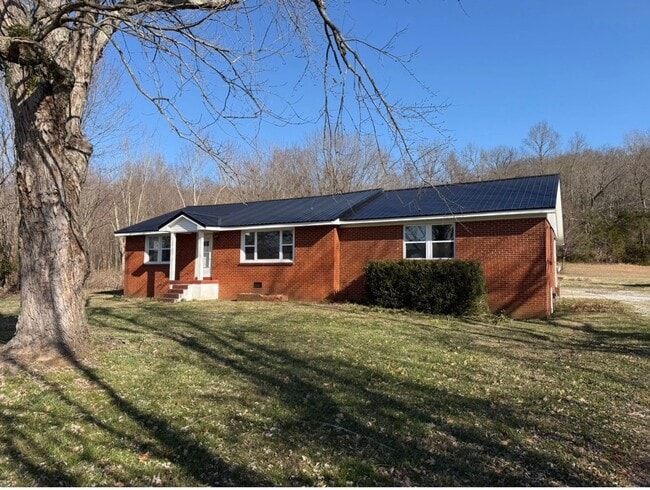 Building Photo - 3 Bed/2 Bath House with LARGE Front and Back Yard