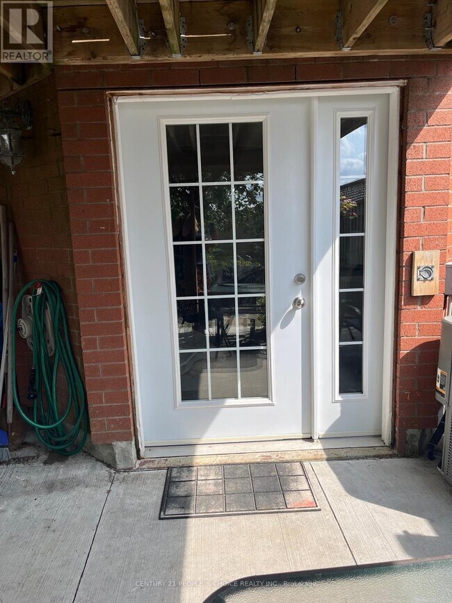 Photo - 383 Jay Crescent