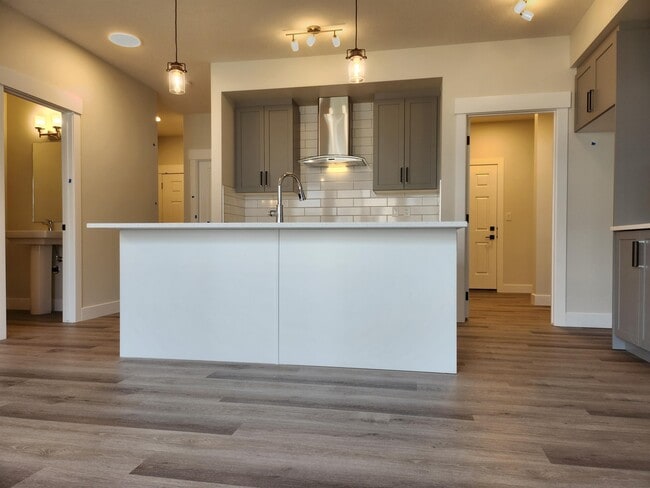 Photo - 22916-22995 95 Ave NW