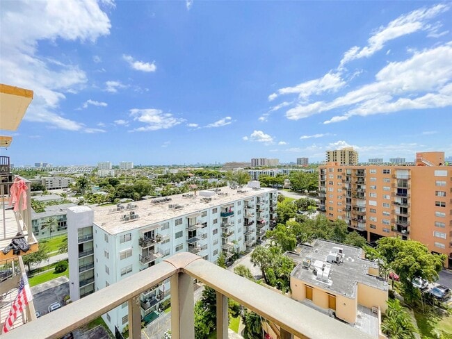 Photo - 1470 NE 125th Terrace Unidad PH3 Rental
