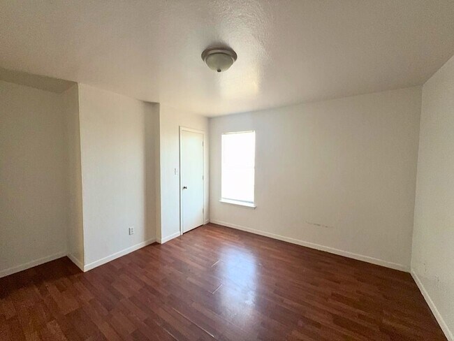 Photo - 809 W Walnut St Unit B2