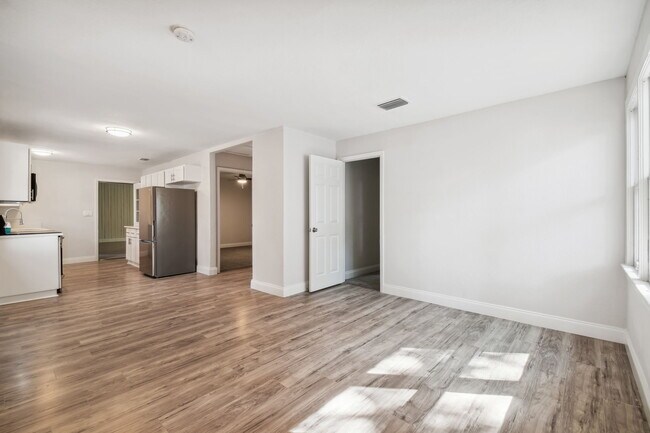 Photo - 5710 Kenwood Ave