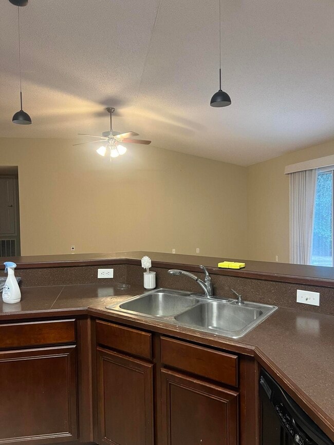 Photo - 2037 Hawthorne Dr
