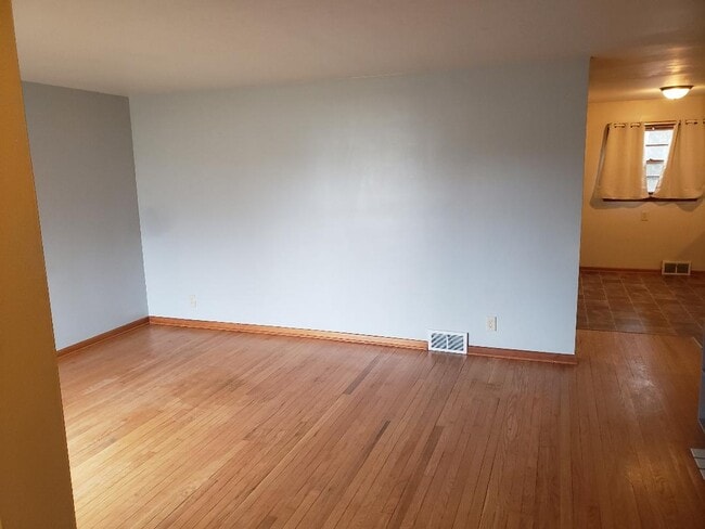 Photo - 515 Valleyview Ave NW