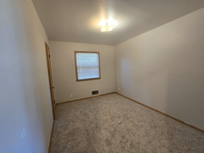 Dormitorio 1 - 1473 Cope Ave E