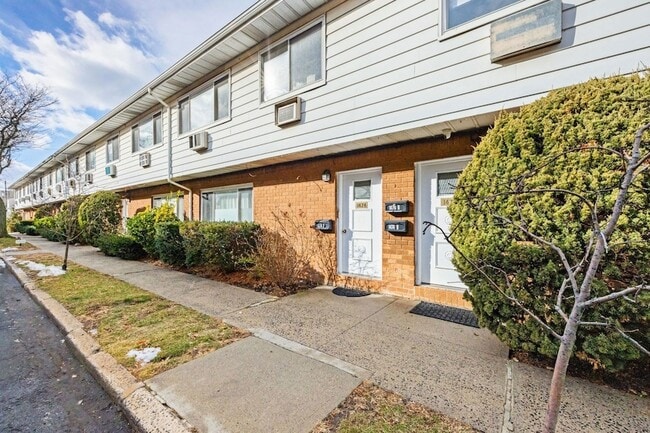 Building Photo - 1474 68th St Unit Apt B