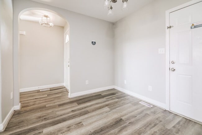 Photo - 998 St Catherines Dr