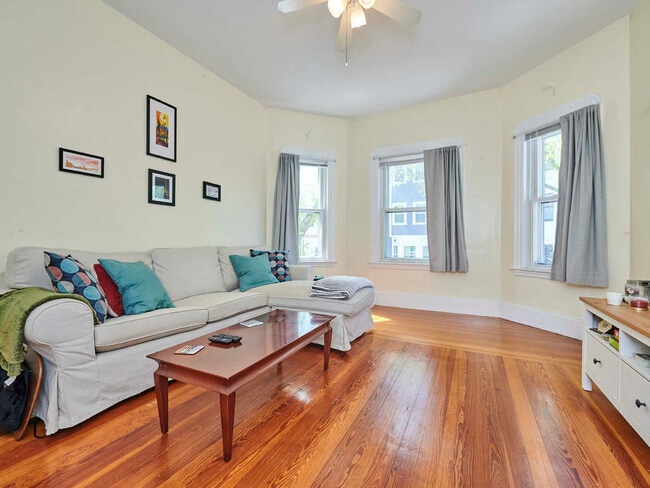 Building Photo - 48 Wordsworth St Unit 2 Rental