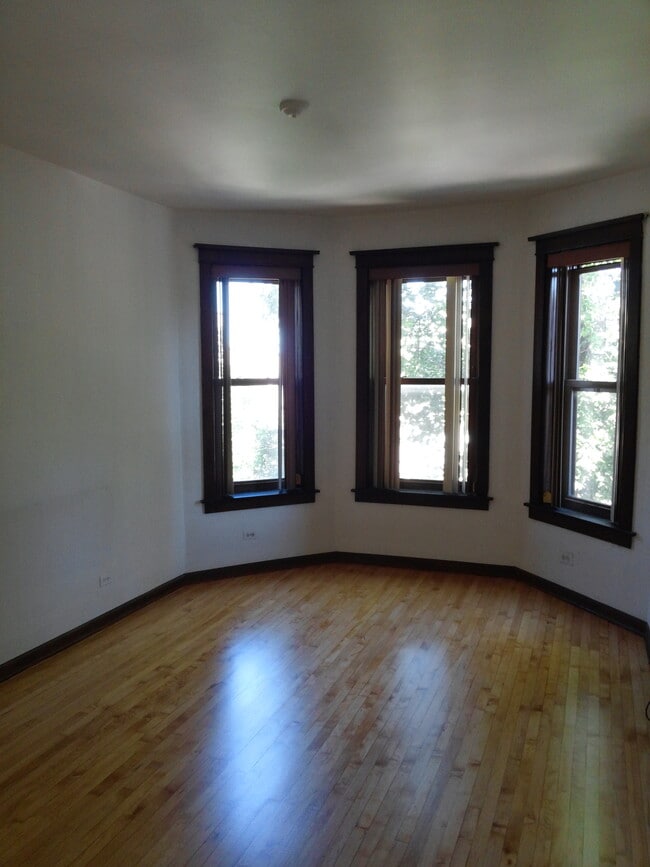 Living Room - 3232 S Union Ave Unit 3