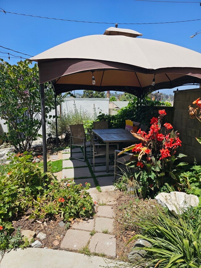 área de comedor al aire libre compartida - 3911 Woolwine Dr Unidad B