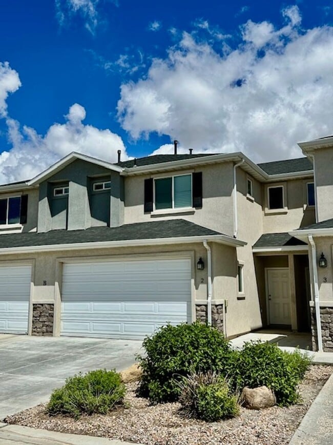 Building Photo - 3 bed -2.5 bath - Newer townhome in the heart of Cedar City!
