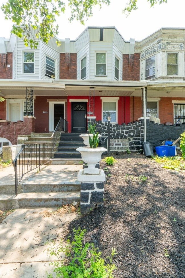 Newly rehabbed 3 bedroom 1.5 bath unit - Newly rehabbed 3 bedroom 1.5 bath unit House