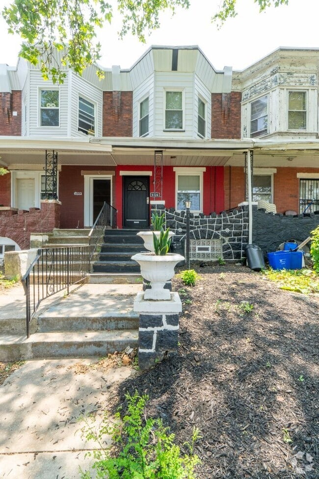 Building Photo - Newly rehabbed 3 bedroom 1.5 bath unit Rental