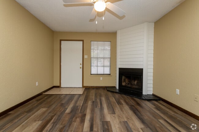 2BR, 2BA - 840SF