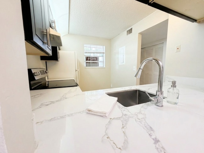 Photo - 10393 NW 8th St Unidad APT 201