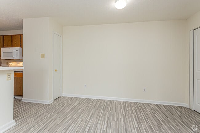 2BR, 2BA - 866SF