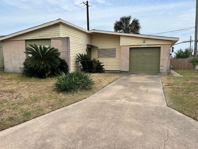 Building Photo - 325 Mackeral St