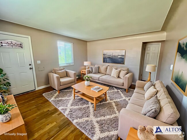 Building Photo - Updated 2 bed 1 bath duplex in Park Hill! Rental