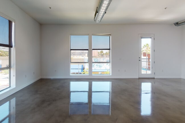 1BR, 1BA + Den - 879 SF
