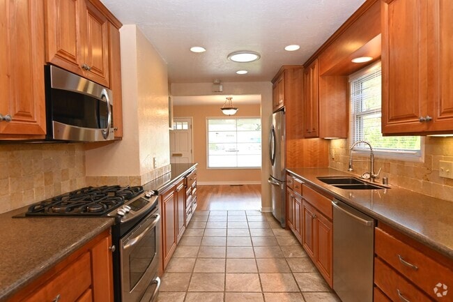 Building Photo - 470 MacArthur Ave Rental