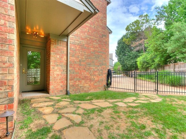 Building Photo - 1201 Glenbrook Dr Unit 5