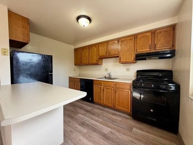 Building Photo - Gorgeous 2BR Townhouse in Plum! Washer & Dryer Included, Central A/C & More! Call Today!